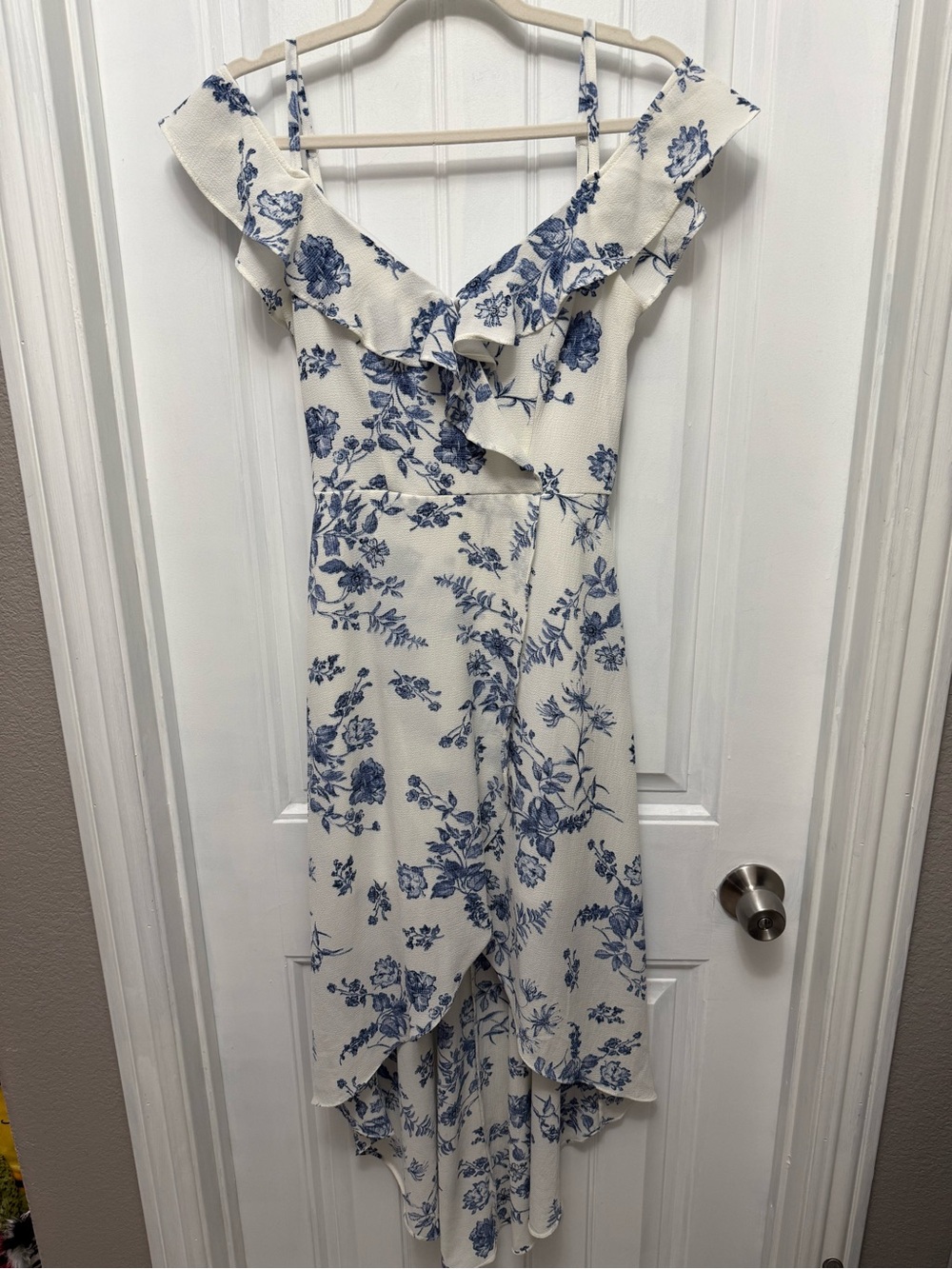 IZ Byer Size XS Women’s White Blue Floral Sleeveless Dress (24-28)